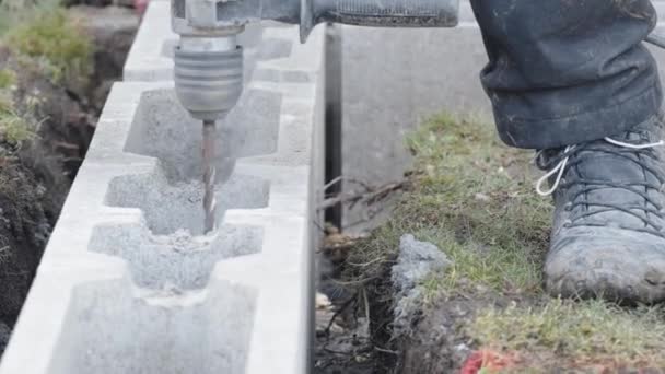 用电钻钻钻挖混凝土地基 — 图库视频影像