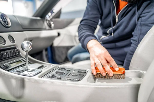 ブラシで車内の革の手動洗浄 高品質の写真 — ストック写真