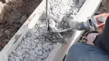 Elektrikli çekiçle betonun tahrip edilmesi. 