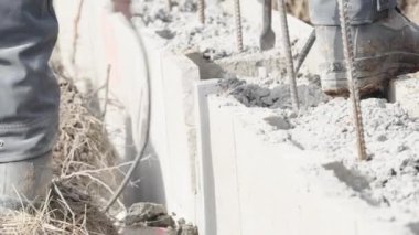Elektrikli çekiçle betonun tahrip edilmesi. 