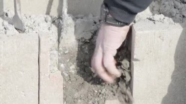 Elektrikli çekiçle betonun tahrip edilmesi. 