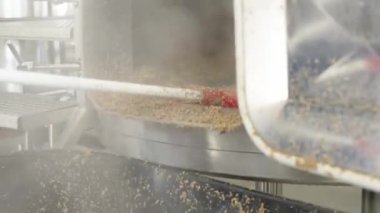 Bira fabrikasında bira demledikten sonra artık malttan kazanı temizliyorum.. 