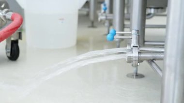 Yiyecek üretiminde bir fabrikadaki kazandan su çekmek.. 