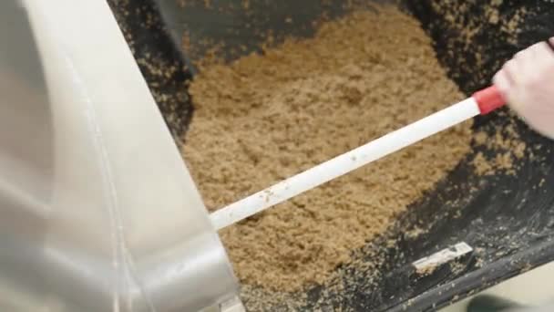 在酿酒厂酿造啤酒后 把锅炉从剩余麦芽中清理干净 — 图库视频影像