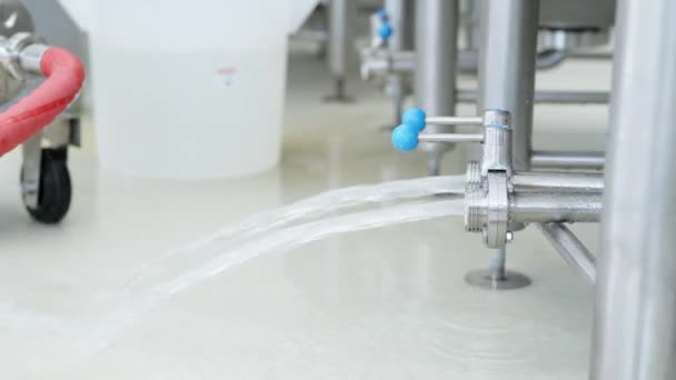 Drenaje Agua Una Caldera Una Fábrica Producción Alimentos — Vídeo de stock