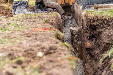 Bir ev inşa ederken temelleri sağlamlaştırmak. 