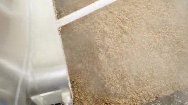 Bira fabrikasında bira demledikten sonra artık malttan kazanı temizliyorum.. 