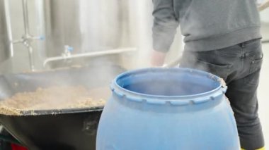 Bira fabrikasında bira demledikten sonra arta kalan malttan kurtul.. 