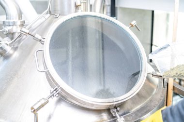 Bira fabrikasında bira yapmak için paslanmaz çelik kazan. Yüksek kalite fotoğraf