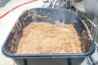 Bira fabrikasında bira demlemek için malt. Yüksek kalite fotoğraf