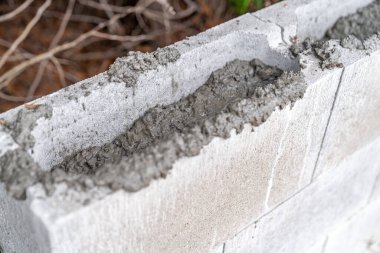 İnşaat için zemine beton döşeme. 