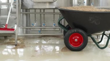 Bira fabrikasındaki yerleri suyla temizle.. 