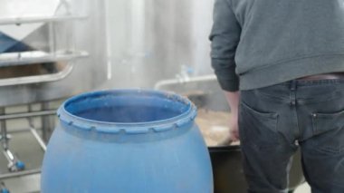 Bira fabrikasında bira demledikten sonra arta kalan malttan kurtul.. 