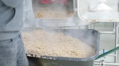 Bira fabrikasında bira demledikten sonra artık malttan kazanı temizliyorum.. 