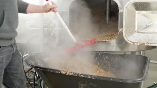 醸造所でビールを醸造した後に残った麦芽からボイラーを清掃し — ストック動画