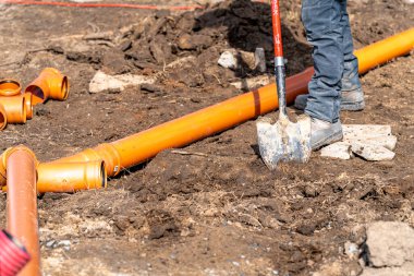 Yağmur, atık kanalizasyon ve su kaynağı yapımında kullanılan plastik PVC borular. Yeni bir ev inşaatı. 