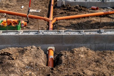 Yerdeki plastik PVC borularından yapılmış kanalizasyon sistemi. 
