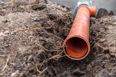Yerdeki plastik atık kanalizasyon borusu. Yüksek kalite fotoğraf
