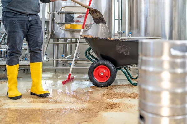 Limpeza Caldeira Malte Residual Após Fabricação Cerveja Cervejaria — Fotografia de Stock