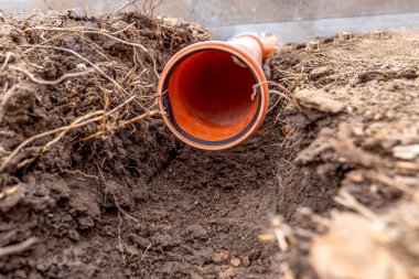 Yerdeki plastik atık kanalizasyon borusu. Yüksek kalite fotoğraf