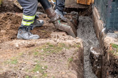 Binanın temeli için zeminde beton var. Yüksek kalite fotoğraf