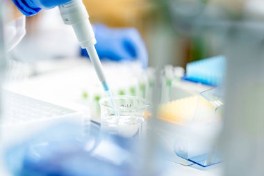 Bir araştırma laboratuvarında kimyasal araştırma yürütüyorum. numuneyi cam şişelere dönüştürüyor.. 