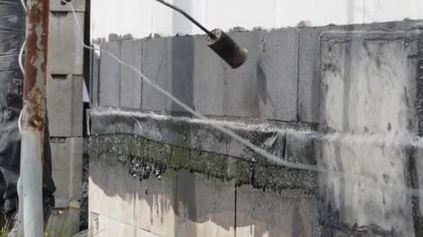 用明火加热保温材料 在墙上贴上沥青条 使建筑物防水 建造一座家庭住房 高质量的4K镜头 — 图库视频影像