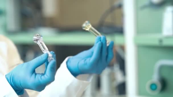 Mieszanie Substancji Chemicznych Przez Młodą Kobietę Naukowca Uniwersyteckim Laboratorium Badawczym — Wideo stockowe