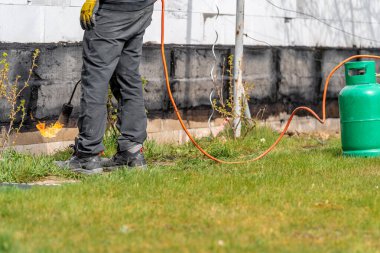 İnşaat alanında çıkan yangın için benzin deposu olan bir zanaatkar.. 