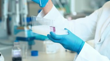 Bilimsel bir biyokimya laboratuvarında araştırma yapıyorum. Bitki ve hayvanların tıbbi ve genetik değişiklikleri. 