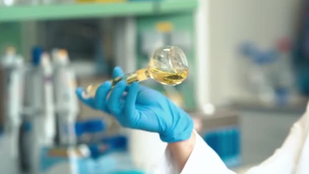 Mezclar Una Solución Química Recipiente Vidrio Durante Investigación Laboratorio Científico — Vídeo de stock