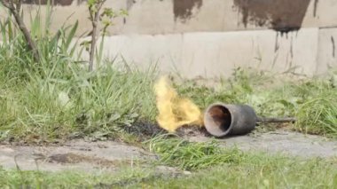 Yalıtım için asfalt kemerleri ısıtmak için gaz ocağından çıkan ateş alevi. 