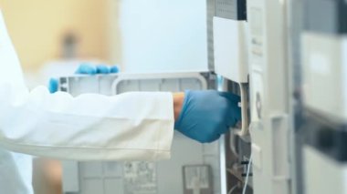 Modern teknolojileri kullanarak bir biyokimya laboratuvarında araştırma yapmak. Bilimsel araştırma için bir bilgisayar kullan.