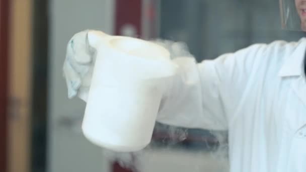 Experimentos Científicos Con Nitrógeno Líquido Laboratorio Investigación — Vídeo de stock