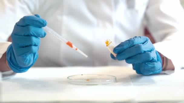 Ένας Επιστήμονας Εξετάζει Χημικά Δείγμα Ενός Νέου Φαρμάκου Ένα Ερευνητικό — Αρχείο Βίντεο