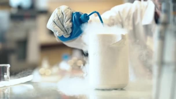 Bir Araştırma Laboratuvarında Sıvı Nitrojenle Yapılan Bilimsel Deneyler — Stok video