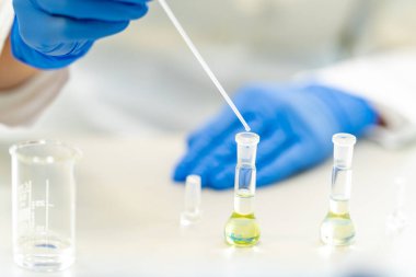 Araştırma enstitüsünün bilimsel laboratuvarında bir kimyasal örneğin test edilmesi. 