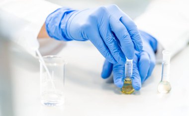 Geliştirme laboratuvarında kimyasal çözeltili test tüpleri. Yüksek kalite fotoğraf