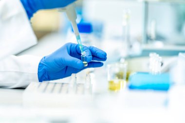 Biyokimya laboratuvarında yapılan araştırmalar sırasında kimyasal örneklerin üretilmesi. Yüksek kalite fotoğraf