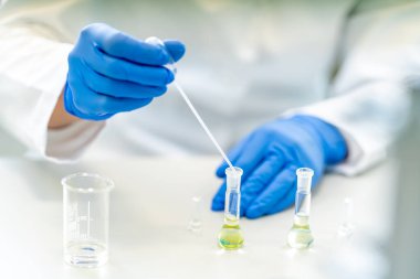 Laboratuvarda biyokimyasal test. Cam test tüpündeki bir madde. Yüksek kalite fotoğraf