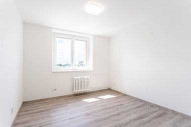 Yeni bir binada beyaz duvarları olan boş bir oda, kiralık bir daire. Yüksek kalite fotoğraf