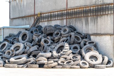 Eski lastiklerin geri dönüşümü ve işlenmesi. 