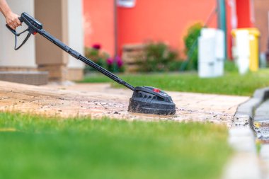 Evin önündeki beton kaldırımı fırçayla temizleyen bir makine. Yüksek kalite fotoğraf