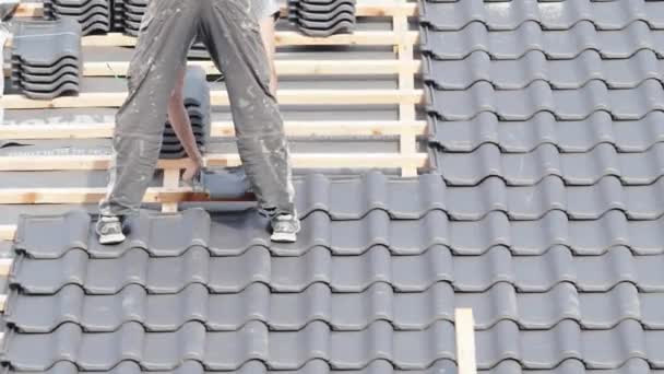 Rzemieślnik Instaluje Wypaloną Płytkę Ceramiczną Dachu — Wideo stockowe