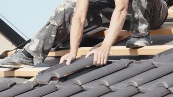 Trabalhador Instala Uma Telha Cerâmica Queimada Telhado — Vídeo de Stock