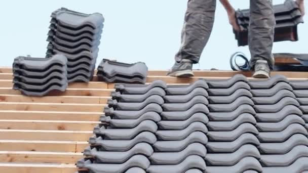 Produksi Atap Dari Ubin Yang Ditembakkan Keramik Sebuah Rumah Keluarga — Stok Video
