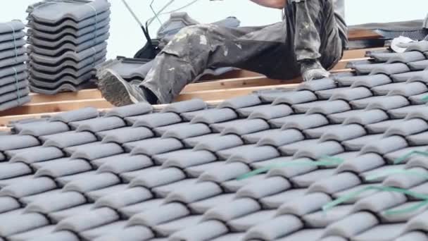 Produkcja Dachów Płytek Ceramicznych Wypalanych Domu Rodzinnym — Wideo stockowe