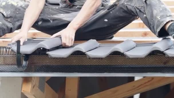 Ruce Profesionálního Řemeslníka Pokládají Spálené Střešní Tašky Střechu Nové Budovy — Stock video
