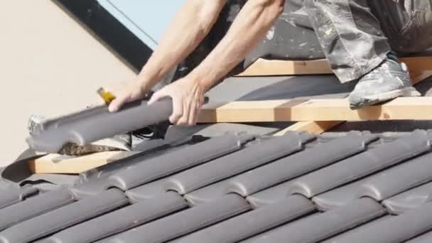Stavba Nové Střechy Rodinného Domu Keramických Pálených Dlaždic Profesionální Řemeslník — Stock video