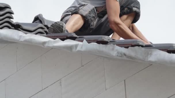 Bir Aile Evinin Çatısına Seramik Fayanslar Sergiliyor — Stok video